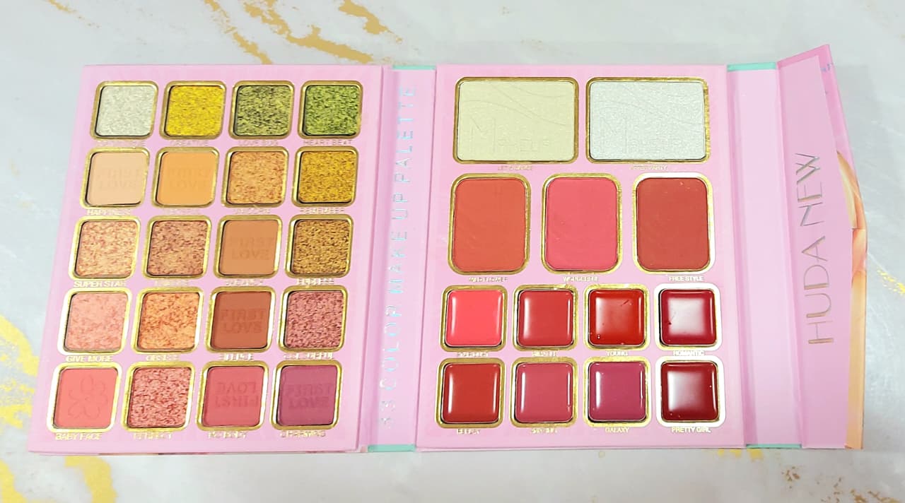 Paleta de sombras, iluminador, rubor, y labiales